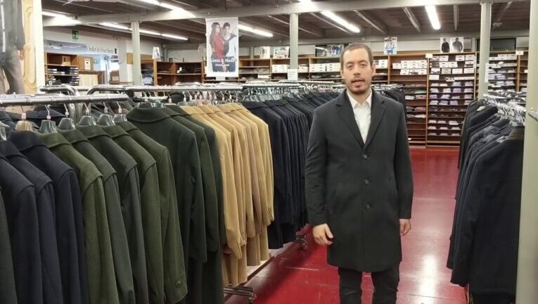 Il cappotto uomo più lungo di sempre: caldo e alla moda fino ai piedi